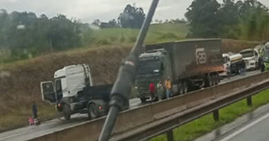 Fernão Dias é totalmente interditada no sentido São Paulo após carreta ficar atravessada na pista