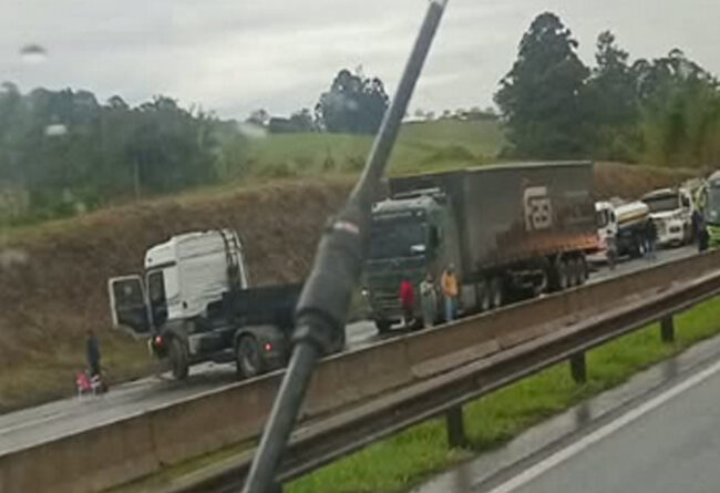 Fernão Dias é totalmente interditada no sentido São Paulo após carreta ficar atravessada na pista
