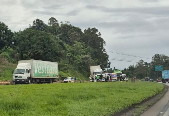 Acidente com caminhão interdita pista expressa da Fernão Dias em Atibaia