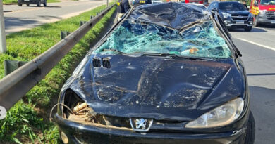 Carreta atinge carro, que capota várias vezes na Fernão Dias em Atibaia; mulher fica ferida