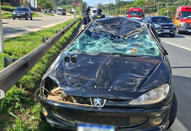 Carreta atinge carro, que capota várias vezes na Fernão Dias em Atibaia; mulher fica ferida