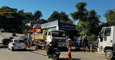 Adutora rompe e deixa cinco bairros sem água em Atibaia; avenida é interditada