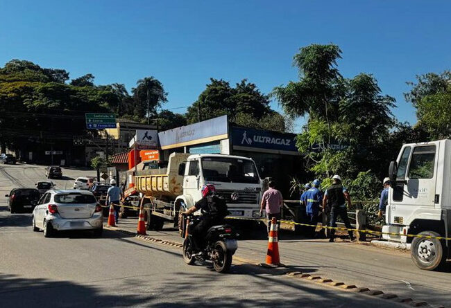 Adutora rompe e deixa cinco bairros sem água em Atibaia; avenida é interditada