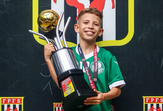 Jogador de Atibaia de apenas 9 anos é bicampeão pelo Palmeiras