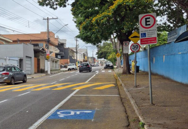 Vagas especiais de acessibilidade devem ser respeitadas pelos motoristas